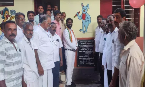அங்கன்வாடி மையத்தை விஜய்வசந்த் எம்.பி. திறந்து வைத்தபோது எடுத்த படம்&nbsp;
