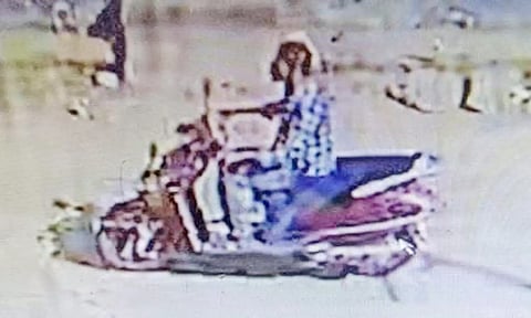 சி.சி.டி.வி. காமிராவில் பதிவான  மோட்டார் சைக்கிள் கொள்ளையனின் படம்&nbsp;