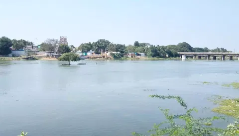 மானாமதுரை வைகை நதியில் தண்ணீர் நிரம்பி செல்லும் காட்சி.