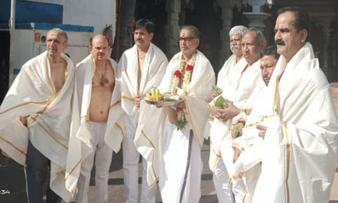 கன்னியாகுமரி பகவதி அம்மன் கோவிலில் சாமி கும்பிட்டுவிட்டு வெளியே வந்த எம்.பி.க்கள் குழுவினரை படத்தில் காணலாம்&nbsp;