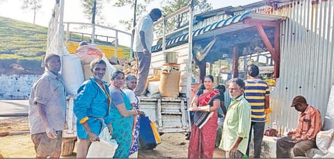 வால்பாறையில் ரேஷன் பொருட்களை லாரியில் கொண்டு வினியோகிக்கும் பணியாளர்