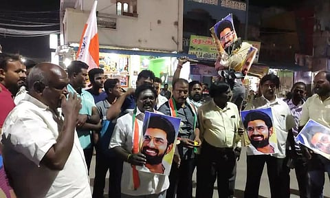 முன்னாள் எம்.எல்.ஏ. சுகுமார் தலைமையில் கொல்லப்பள்ளி ஸ்ரீநிவாஸ் அசோக்கை  கண்டித்து ஆர்ப்பாட்டம் நடந்த காட்சி.