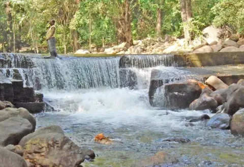 களக்காடு தலையணையில் தண்ணீர் வரத்து குறைந்துள்ளதை படத்தில் காணலாம்.