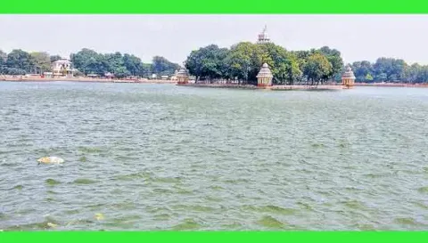 வைகை அணையில் இருந்து திறந்து விடப்பட்ட தண்ணீரால் மதுரை மாரியம்மன் தெப்பக்குளம் முழுமையாக நிரம்பி இருக்கும் அழகிய காட்சி.