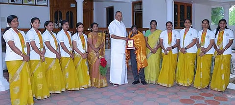 சபாநாயகர் அப்பாவு உலக சாதனை படைத்த மாணவியை பாராட்டி கேடயம் வழங்கிய காட்சி.