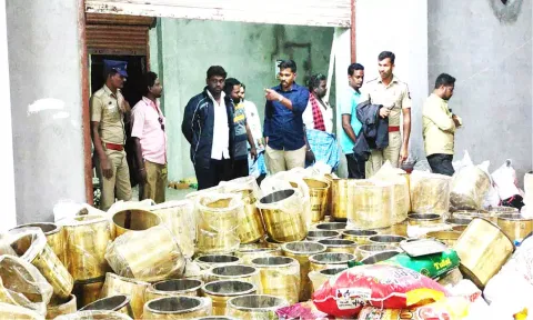 மீட்கப்பட்ட பொருட்களை அதிகாரிகள் பார்வையிட்ட காட்சி.