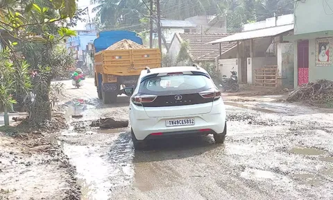 குடிநீர் குழாயில் உடைப்பு ஏற்பட்டு சாலையில் தேங்கியுள்ள தண்ணீர்.