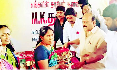 கூடுவாஞ்சேரியில் தி.மு.க. ஒன்றிய செயலாளர்  எம்.கே. தண்டபாணி சிலை திறப்பு