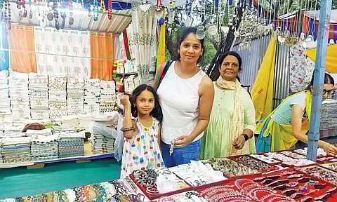 பொங்கல் பண்டிகையையொட்டி கைத்தறி-கைவினைப்பொருள் கண்காட்சி