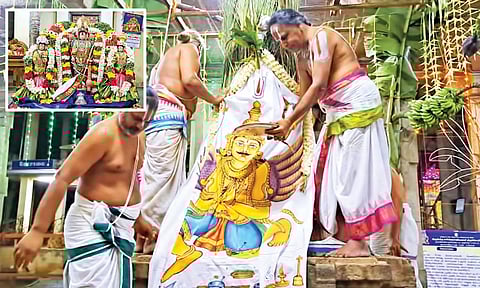 பிரமோற்சவ விழாவை முன்னிட்டு கும்பகோணம் சாரங்கபாணி கோவிலில் கொடியேற்றப்பட்டது. (சிறப்பு அலங்காரத்தில் சாரங்கபாணி சமேத ஸ்ரீதேவி, பூமிதேவி தாயார்.)