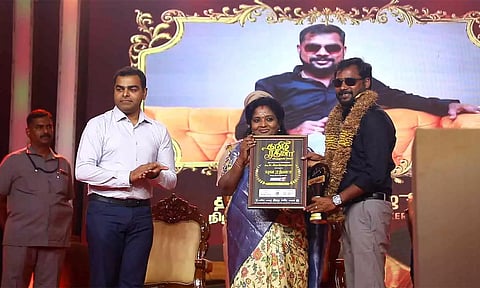 யுவர் பேக்கர்ஸ் நிறுவனர் கிருஷ்ணராஜூக்கு கவர்னர் தமிழிசை விருது வழங்கிய காட்சி.