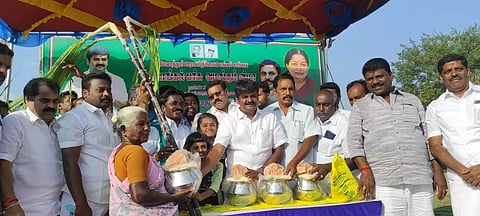 ஆலங்குடி மேலாத்துாரில் பொங்கல் பரிசு வழங்கும் விழா