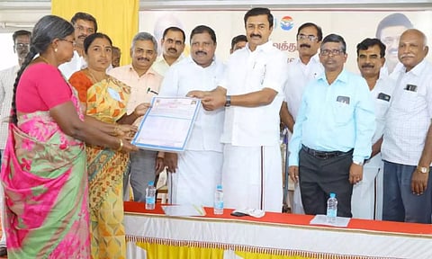 அமைச்சர் மு.பெ. சாமிநாதன் மகளிர் சுய குழு உறுப்பினர்களுக்கு  கடன் தள்ளுபடிக்கான சான்றிதழ்களை வழங்கிய காட்சி.&nbsp;