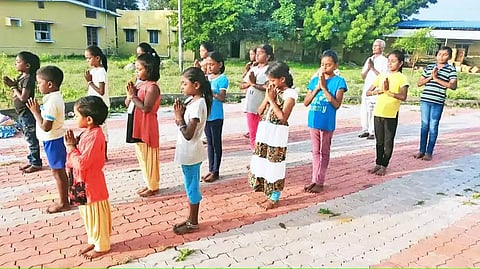 யோகா பயிற்சியில் ஈடுபட்டுள்ள சிறுவர்-சிறுமிகள்.
