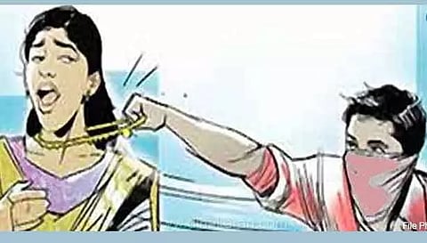 ஓடும் பஸ்சில் பெண்ணிடம் நகை பறிப்பு