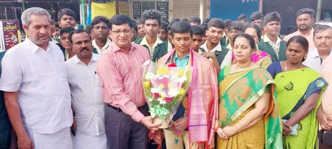 கிராண்ட் மாஸ்டர் பட்டம் பெற்று சாதனை படைத்த மாணவர் பிரனேசுக்கு, பள்ளி தாளாளர் டாக்டர் சுவாமிநாதன் பூங்கொத்து கொடுத்து வரவேற்றார்.&nbsp;