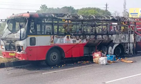 தீ பிடித்து எரிந்த கர்நாடகா அரசு பஸ்.