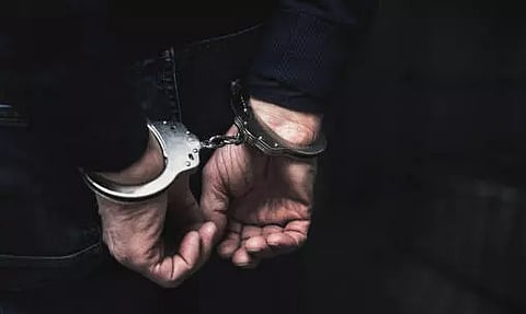 மனைவியை கத்திரிக்கோலால் குத்திய கணவர் கைது