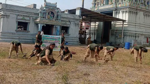 வேளாண் கல்லூரி மாணவிகள் தூய்மை பணி