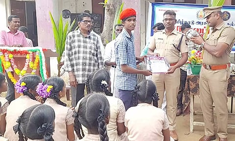 மாணவர்களுக்கு டி.எஸ்.பி. விவேகானந்தன் சான்றிதழ் வழங்கினார்.