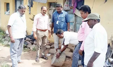கொன்றைக்காடு கிராமத்தில் மருத்துவ குழுவினர் ஆய்வு செய்த போது எடுத்த படம்.&nbsp;