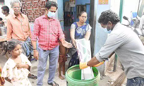 போகியில் எரிக்கும் கழிவுகளை வீடு வீடாக சென்று சேகரிக்கும் மாநகராட்சி சுகாதார பணியாளர்கள்