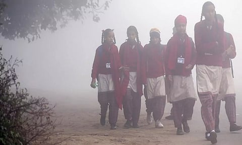 கடும் குளிர் எதிரொலி - தனியார் பள்ளிகள் 15-ம் தேதி வரை விடுமுறை அளிக்க டெல்லி அரசு அறிவுறுத்தல்