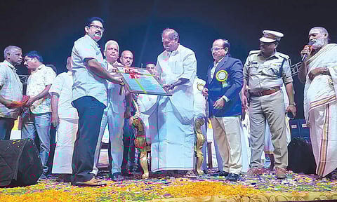 ஏனாமில் நடந்த விழாவில் கலந்துகொண்ட முதலமைச்சர் ரங்கசாமிக்கு நினைவு பரிசு வழங்கியபோது எடுத்த படம்.