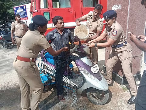 விழுப்புரம் கலெக்டர் அலுவலகத்தில் தீக்குளிக்க முயன்ற மாற்றுத் திறனாளி வாலிபர் மீது போலீசார் நீரை ஊற்றி அவரை தடுத்து நிறுத்துவதை படத்தில் காணலாம்.