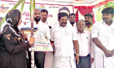 ரேசன் கடைகளில் பொங்கல் பரிசு தொகுப்பு வழங்கும் பணி