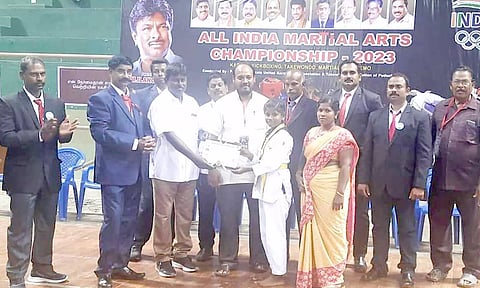 பள்ளி மாணவர்களுக்கு பரிசுகள் வழங்கப்பட்டது.