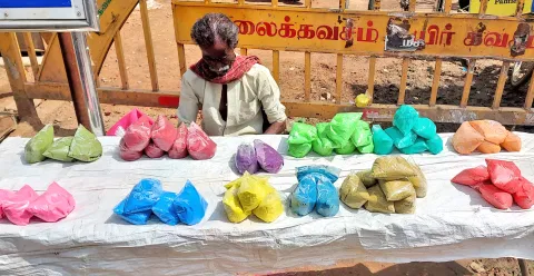உடன்குடி பகுதியில் விற்பனைக்கு வைக்கப்பட்டுள்ள கலர் கோலப்பொடிகள்.