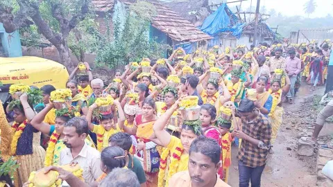 பால்குடம் எடுத்து ஊர்வலமாக வந்த பக்தர்கள்.
