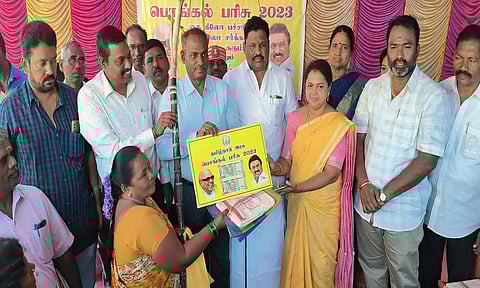 நவல்பூர் கற்பகம் கூட்டுறவு ரேசன் கடையில் பொங்கல் பரிசு தொகுப்பான அரிசி, சர்க்கரை, கரும்பு, ரூ.1000 ஆகியவற்றை கலெக்டர் பாஸ்கர பாண்டியன் வழங்கிய போது எடுத்த படம்.