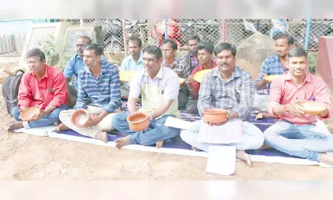 பிச்சை எடுக்கும் நூதன போராட்டத்தில் ஈடுபட்ட பருவகால பணியாளர்கள்.
