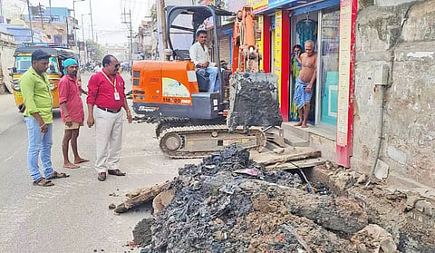&nbsp;டவுன் எஸ்.என்.ஹைரோட்டில் கழிவு நீர் ஓடை தூர்வாரும் பணி சுகாதார அலுவலர் இளங்கோ தலைமையில் மாநகராட்சி பணியாளர்களால் மேற்கொள்ளப்பட்டது.