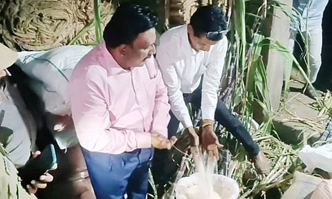 பெரியகுளம் ரேசன் கடையில் கலெக்டர் முரளிதரன் திடீர் ஆய்வு நடத்திய காட்சி.