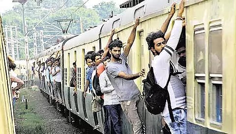 தண்டவாளத்தின் குறுக்கே மழைநீர் வடிகால் பணிகள்:  கடற்கரை மின்சார ரெயில் சேவையில் கடும் பாதிப்பு ஏற்படும்