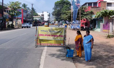 களியக்காவிளையில் கண்காணிப்பு பணியில் ஈடுபட்டுள்ள சுகாதாரத்துறையினர்.