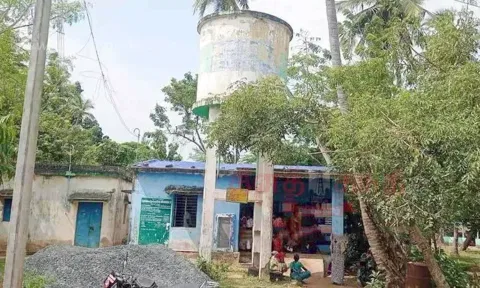 சேதமடைந்த நிலையில் காணப்படும் மேல்நிலை நீர்த்தேக்க தொட்டி.