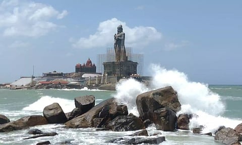 கன்னியாகுமரியில் இன்று காலை முதல் கடல் சீற்றமாக காணப்பட்டது. திருவள்ளுவர் சிலை பகுதியில் ஆக்ரோஷமாக எழுந்த அலைகள் பாறைகளில் முட்டி மோதி சிதறுவதை படத்தில் காணலாம்&nbsp;