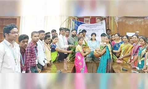 கலெக்டர் காயத்ரி கிருஷ்ணனிடம், பொங்கல் மண்பானை கொடுத்து விழிப்புணர்வு ஏற்படுத்திய மாணவர்கள்.