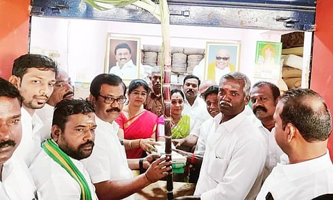 பொதுமக்களுக்கு பொங்கல் தொகுப்புகள்