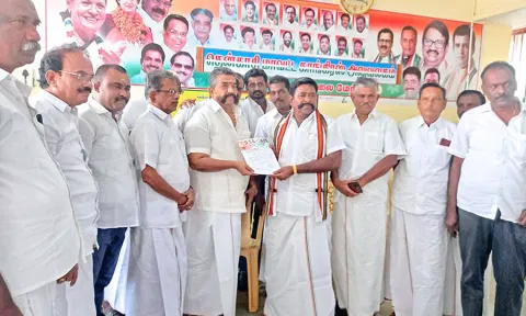 நிர்வாகிகள் பட்டியலை  பழனிநாடார் எம்.எல்.ஏ. வெளியிட்டபோது எடுத்தபடம்.