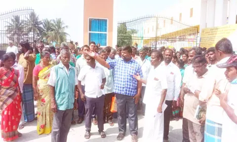 துப்புரவு பணியாளர்கள் கலெக்டர் அலுவலகத்ததை முற்றுகையிட்ட காட்சி.