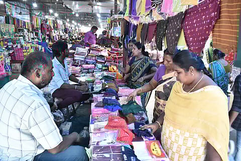 ஜவுளி சந்தையில் சில்லரை வியாபாரம் அமோகம்