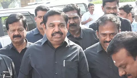 சட்டசபையில் ஓ.பன்னீர்செல்வம் அருகே அதிகநேரம் இருப்பதை தவிர்த்த எடப்பாடி பழனிசாமி