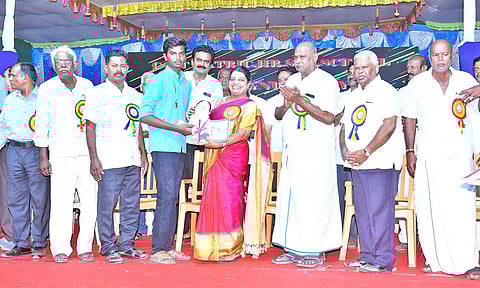 போட்டியில் வெற்றி பெற்றவர்களுக்கு அமைச்சர் கீதா ஜீவன் பரிசு வழங்கிய போது எடுத்த படம்.