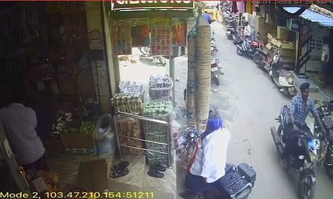 மோட்டார் சைக்கிள் திருடி செல்லும் மர்ம நபர் குறித்து கண்காணிப்பு காமிராவில் பதிவான காட்சி.