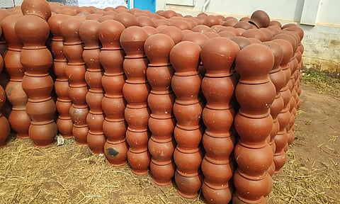 தேன்பொத்தை கிராமத்தில் விற்பனைக்கு வைக்கப்பட்டுள்ள பானைகள்.